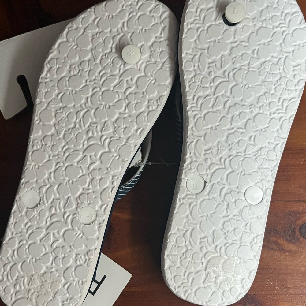 Roxy women’s flip flops size 7. Blue and white with anchors.